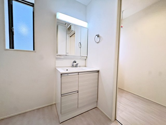 新築戸建・新築建売　郡山市安積四丁目　安積第三小・安積第二中の独立洗面台|三面鏡洗面台で朝の身支度もしやすい＆収納力も◎洗面台に物を置かずすっきり清潔に保つことができます！