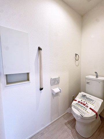 新築戸建・新築建売　郡山市安積四丁目　安積第三小・安積第二中のトイレ|白を基調とした清潔感のある空間です！収納付きで快適！