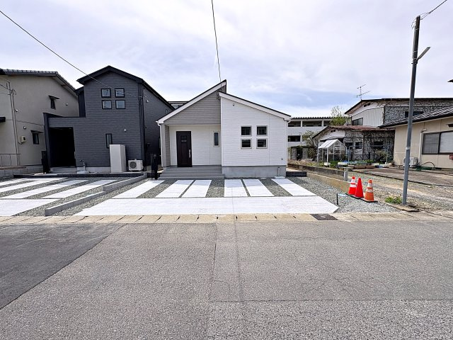 新築戸建・新築建売　郡山市安積四丁目　安積第三小・安積第二中の駐車場|駐車スペースは2台標準3台可能です！（車種による）