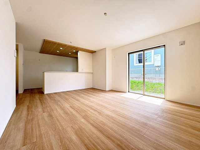 新築戸建・新築建売　郡山市安積四丁目　安積第三小・安積第二中の居間・リビング|18.8帖のLDKは南側の大きな窓から日差しが入り気持ちの良いリビング空間！