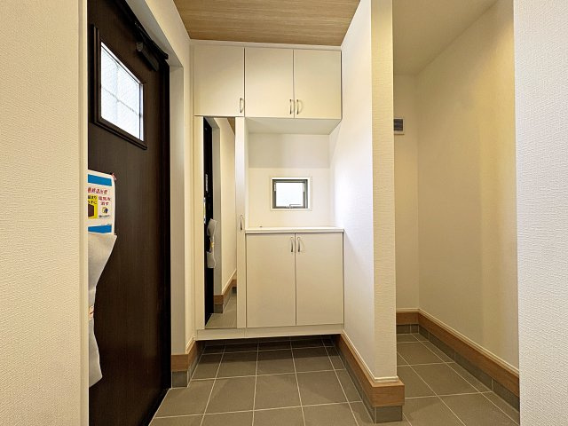 新築戸建・新築建売　郡山市安積四丁目　安積第三小・安積第二中の玄関|シューズボックスには全身鏡がついているので、お出かけ前の身だしなみチェックもバッチリです！