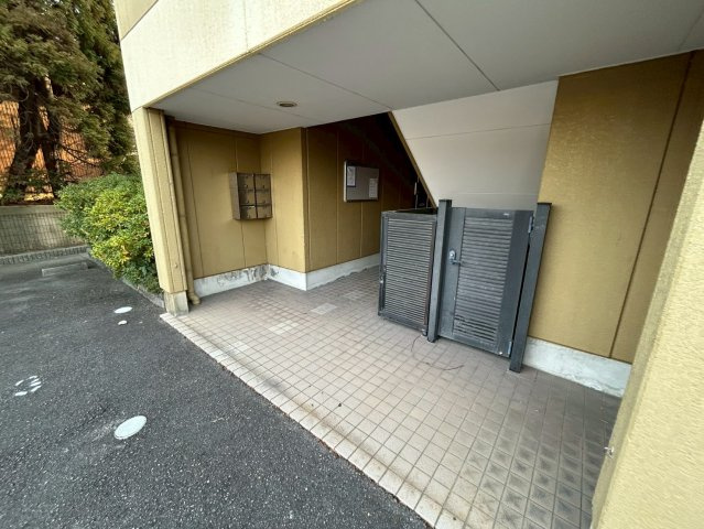 碧南市中後町４丁目のアパートのエントランス