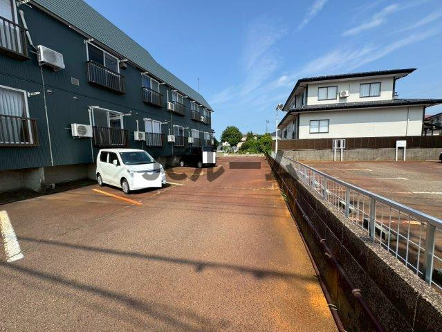 チャイムピア８８の駐車場