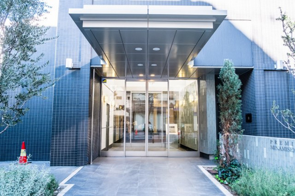  | 【エントランス外観】スマートな印象の庇に、ガラス張りのエントランス。都会的な洗練されたデザインです！