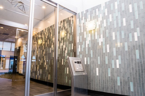 【エントランス】 | 【風除室】まるでシティホテルのような、落ち着いた雰囲気のエントランスです！伸びやかな二層吹き抜け。