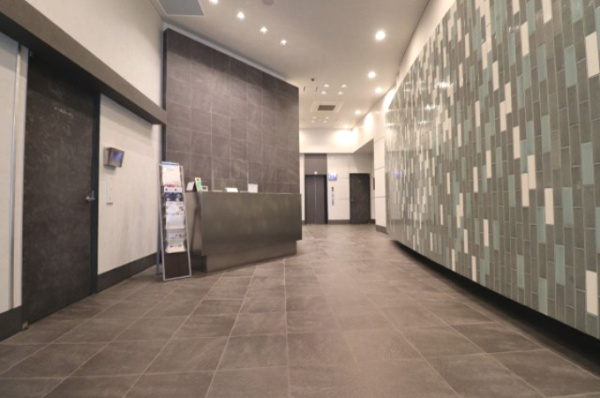 【エントランス】 | 【エントランスホール】コンシェルジュカウンターです。各種取次・紹介など、丁寧なサービスをご提供。