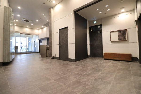 【エントランス】 | 【エントランスホール】木だけで作られたベンチや、自然がモチーフのアートワークが飾られています！