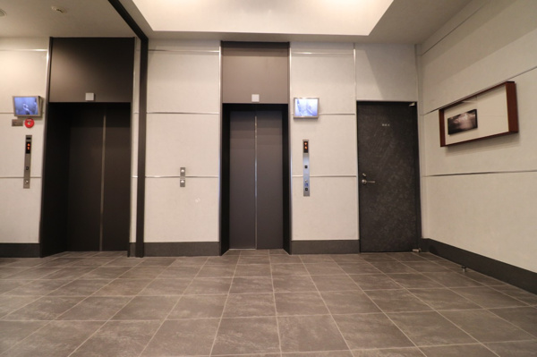 【その他共用部分】 | 【エレベーターホール】エントランスホールと連続するエレベーターホール。エレベーターは全部で2基！