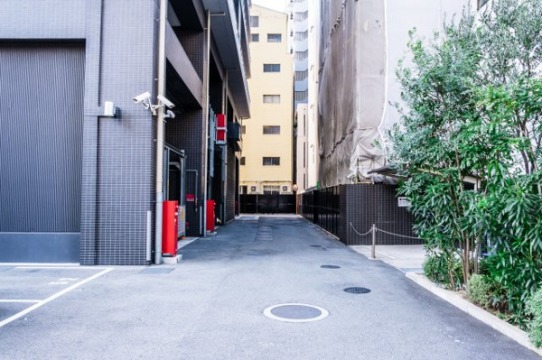 【駐車場】 | 【敷地内駐車場】きちんと整備されたきれいな駐車場です。十分な広さがあり、車の出し入れもスムーズ！