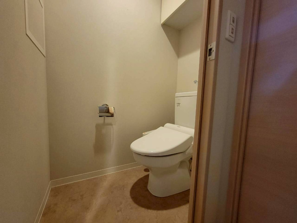 【トイレ】 | 【トイレ】上部に棚があり、収納面も充実！清潔に保管いただけます◎