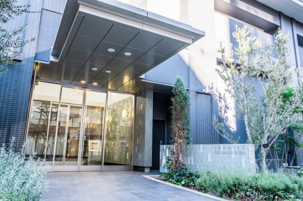  | 【エントランス外観】都市居住の中に自然を感じられるよう、降る雨をイメージした外観と、潤い豊かな植栽！