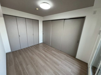 【洋室】 | ラムザタワー | リビングに隣接する約6帖の洋室です。
日当たりが良く、26階ならではの窓からの景色も魅力です。