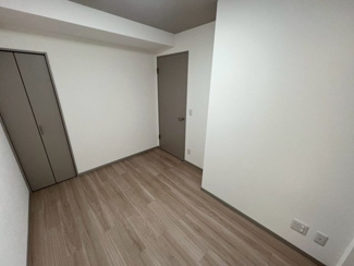 【洋室】 | ラムザタワー | 約5.1帖の洋室。
子ども部屋や趣味部屋などさまざまな用途で使え、収納スペースも十分にあります。