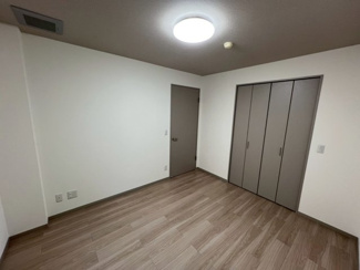 【洋室】 | ラムザタワー | 約6.3帖の洋室。
大きな収納スペースがあり、快適に広々と使えます。