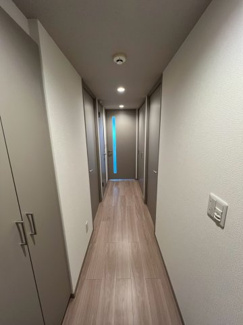 【玄関】 | ラムザタワー | 玄関からリビングへと続く廊下で、玄関近くには便利な収納スペースを備えています。