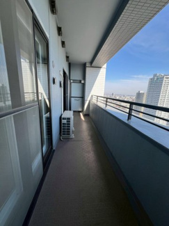 【バルコニー】 | ラムザタワー | リビングから洋室へと続くバルコニーは、日当たりもよく、開放感のある眺望が魅力です。