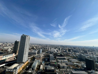 【展望】 | ラムザタワー | 26階のバルコニーからは、開放的な景色をお楽しみいただけます。
空も広く、遠くまで見渡せる眺望が魅力です。