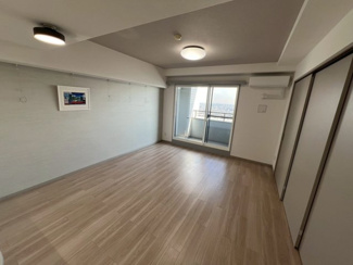 【居間・リビング】 | ラムザタワー | 約14.8帖のLDKは日当たりが良く、開放感のある空間です。
26階ならではの眺望を楽しめ、明るい日差しが心地よく感じられます。