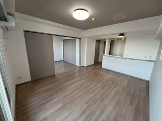 【居間・リビング】 | ラムザタワー | 引き戸を開けると隣のお部屋とつながり、より広く、開放感のある空間になります。