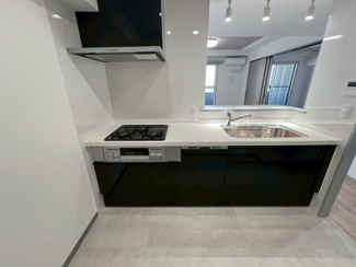 【キッチン】 | ラムザタワー | すっきりとしたデザインのキッチンで、食洗機などの設備も充実しています。
対面式のため、ご家族と会話をしながらお料理を楽しめます。