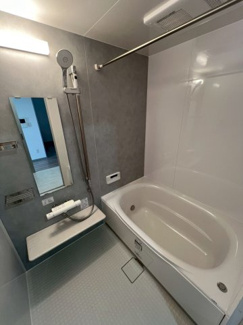 【浴室】 | ラムザタワー | 清潔感があり、すっきりとした印象のお風呂場です。
日々の疲れを癒してくれる、落ち着いた空間となっています。