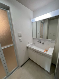 【独立洗面台】 | ラムザタワー | 収納が充実しており、スキンケア用品なども整理しやすい洗面台です。
三面鏡になっているため、普段の身支度も快適です。