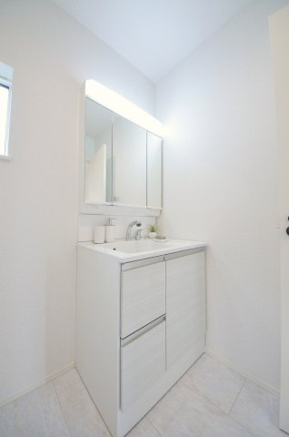 深江二丁目の独立洗面台|清潔感あふれるシャワー付洗面台と洗面室。余裕のスペース。窓もあり明るく通気も良いです