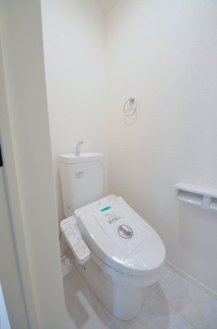 深江二丁目のトイレ|窓のある明るいトイレ
勿論ウォシュレット付きです