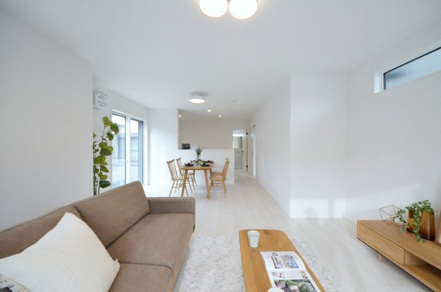 深江二丁目の居間・リビング|東南向きの広く明るいリビング空間。オープンタイプの対面式キッチンでリビングが隅まで見渡せます。キッチンにいながら小さなお子様にも目が届き安心です。