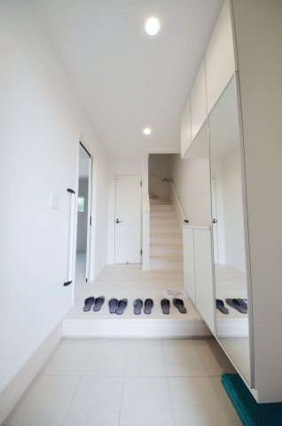 深江二丁目の玄関|玄関には大容量の収納スペース有
玄関周りの収納も充実しています