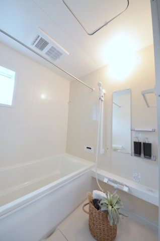 深江二丁目の浴室|人気の換気乾燥暖房機付き。１坪タイプの大きなバスルームなので足を伸ばしてゆっくり湯船につかることができます