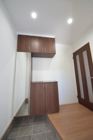 阿品二丁目の玄関|玄関には大容量のシューズボックス有。玄関周りの収納スペースもしっかり確保されています。