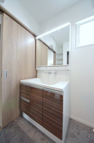 宮島口西三丁目の洗面所|清潔感あふれるシャワー付洗面台と洗面室。余裕のスペース。窓もあり明るく通気も良いです