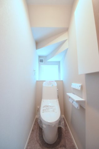 宮島口西三丁目のトイレ|窓のある明るいトイレ
勿論ウォシュレット付きです