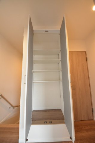 宮島口西三丁目の収納|廊下にも収納スペースがあります