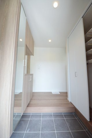 宮島口西三丁目の玄関|玄関には大容量のシューズボック有
土間収納もあり玄関周りの収納も充実しています