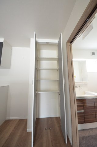 宮島口西三丁目の収納|カップボード横にパントリースぺースもあります