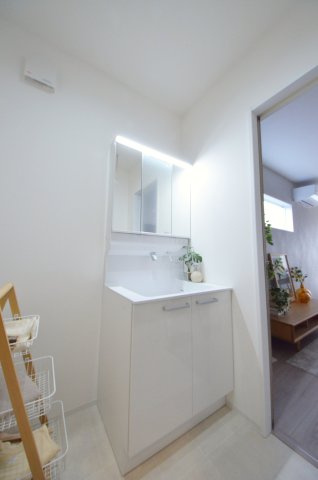 五月が丘四丁目の独立洗面台|清潔感あふれるシャワー付洗面台と洗面室。余裕のスペース。窓もあり明るく通気も良いです