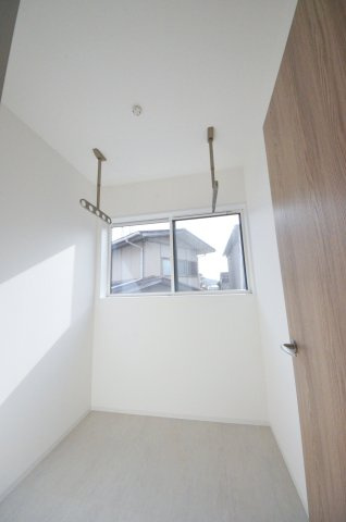 五月が丘四丁目のバルコニー|虫や花粉から洗濯物を守るサンルーム