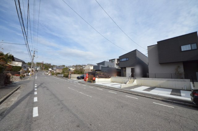 五月が丘四丁目の前面道路含む現地写真|前面道路は交通量が少なく駐車楽々