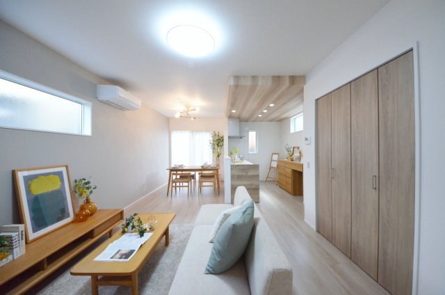 五月が丘四丁目の居間・リビング|陽当たりが良く、窓の多いリビング空間。オープンタイプの対面式キッチンでリビングが隅まで見渡せます。キッチンにいながら小さなお子様にも目が届き安心です。