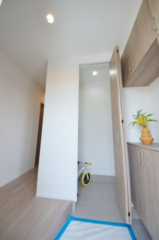 五月が丘四丁目の玄関|玄関には大容量のシューズボックスあり。
玄関周りの収納スペースもしっかり確保されています。