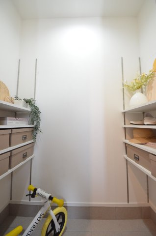 五月が丘四丁目の収納|大容量の玄関収納。玄関周りの収納スペースもしっかり確保されています。