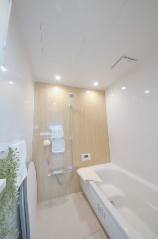 五月が丘四丁目の浴室|１坪タイプの大きなバスルーム。足を伸ばしてゆっくり湯船につかることができます