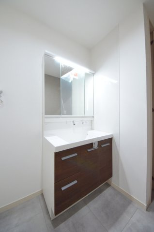 上安二丁目の洗面所|清潔感あふれるシャワー付洗面台と洗面室。余裕のスペース。窓もあり明るく通気も良いです