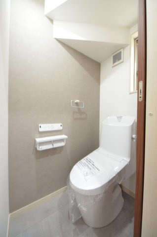 上安二丁目のトイレ|窓のある明るいトイレ。勿論ウォシュレット付です。収納スペースもあります。