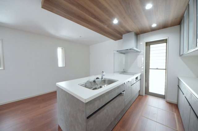 上安二丁目のキッチン|東南向きで窓の多いリビング空間。オープンタイプの対面式キッチンでリビングが隅まで見渡せます。キッチンにいながら小さなお子様にも目が届き安心です。