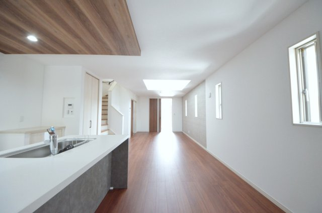 上安二丁目の居間・リビング|東南向きで窓の多いリビング空間。オープンタイプの対面式キッチンでリビングが隅まで見渡せます。キッチンにいながら小さなお子様にも目が届き安心です。