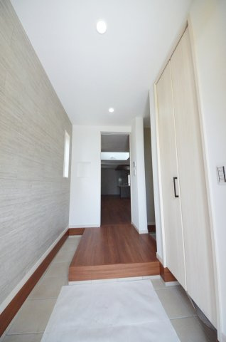 上安二丁目の玄関|玄関には大容量のシューズボックスと土間収納があります