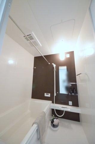 宮内字西畑口の浴室|人気の換気乾燥暖房機付き。１坪タイプの大きなバスルームなので足を伸ばしてゆっくり湯船につかることができます